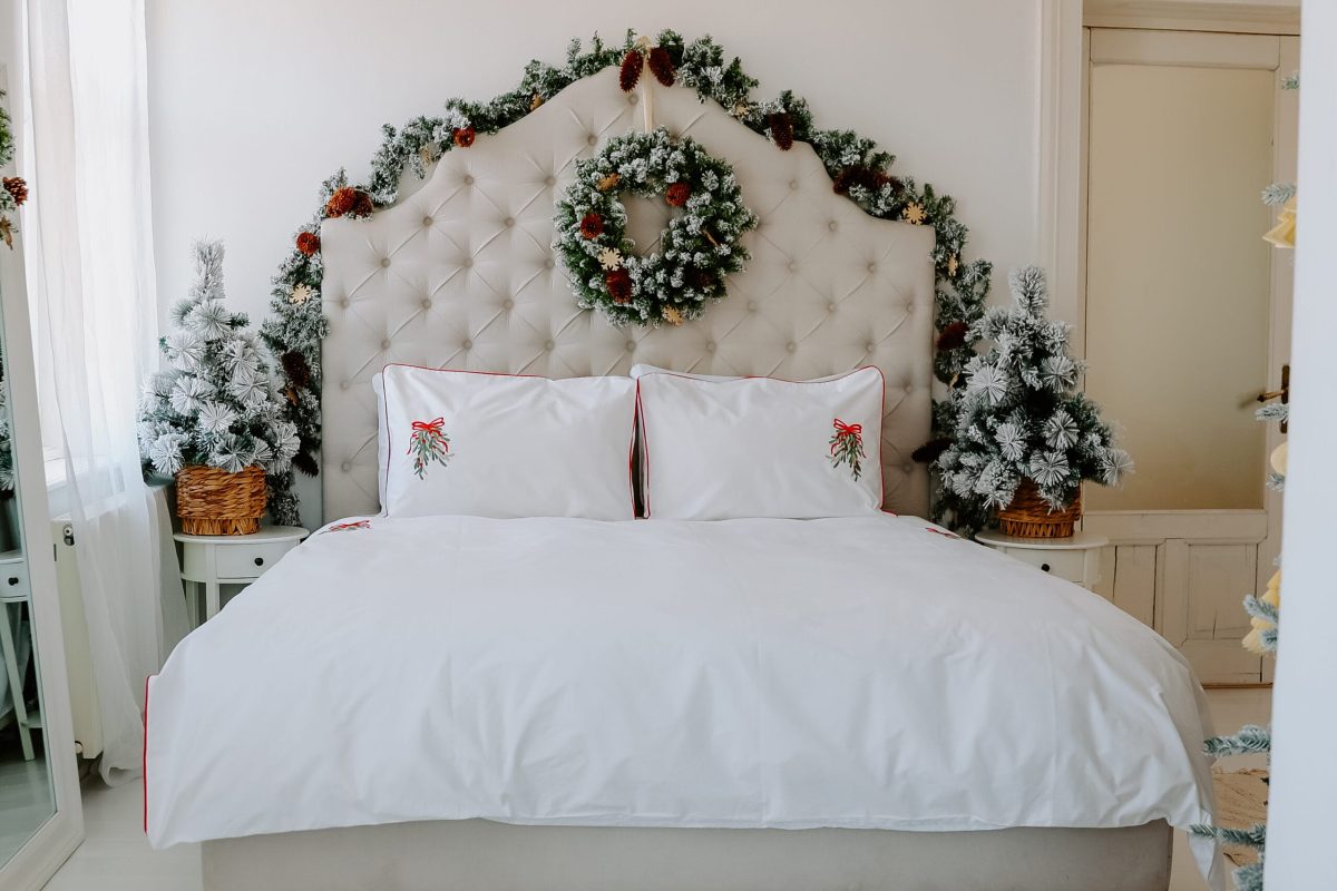 Lenjerie de pat albă premium, bumbac percale – broderie Crenguță de vâsc