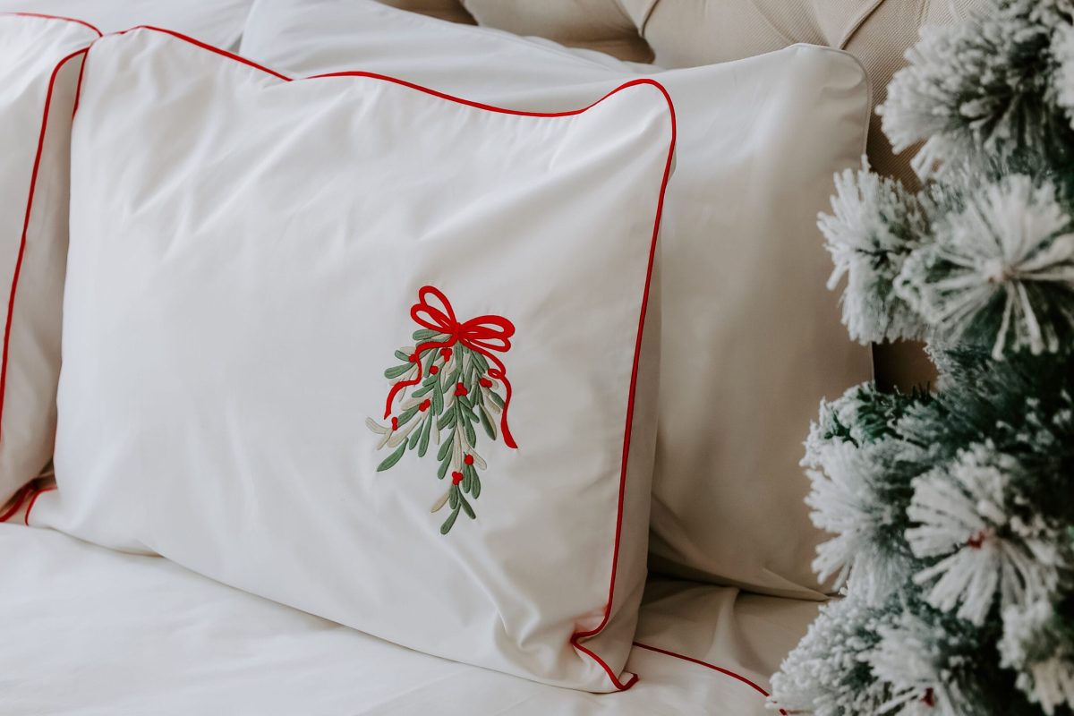 Lenjerie de Crăciun brodată, colecția Magic Christmas